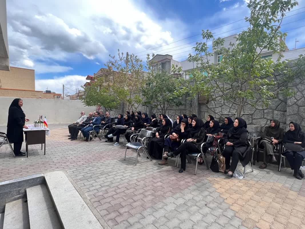 جلسه شورای دبیران و جشن روز معلم