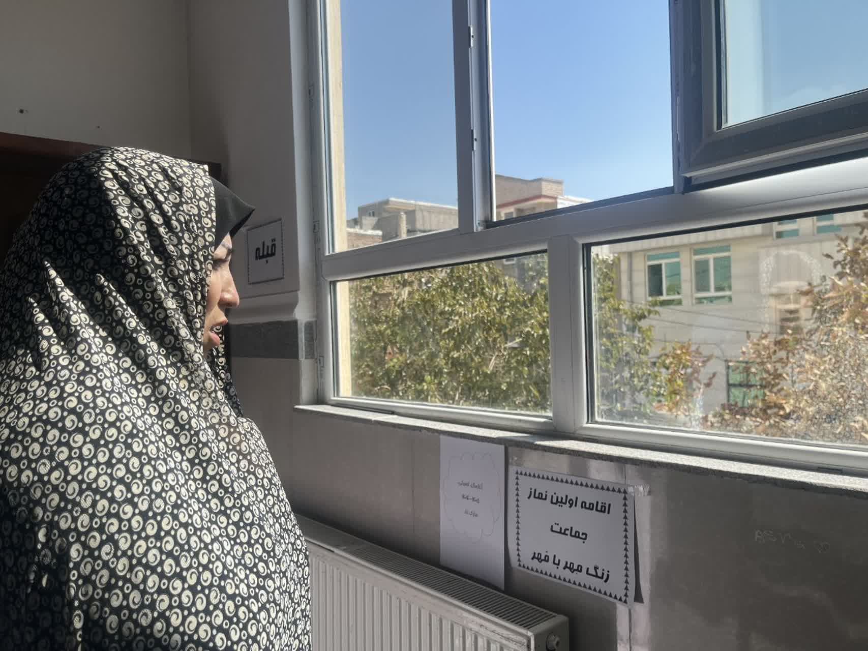 اقامه اولین نماز جماعت مهر با زنگ مهر